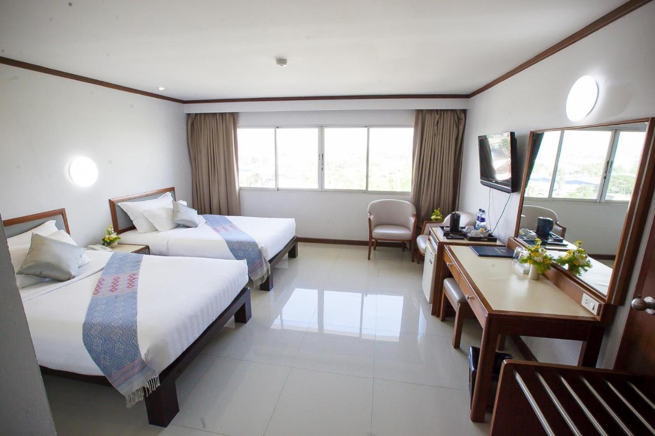 Friday Hotel Uttaradit Exterior foto